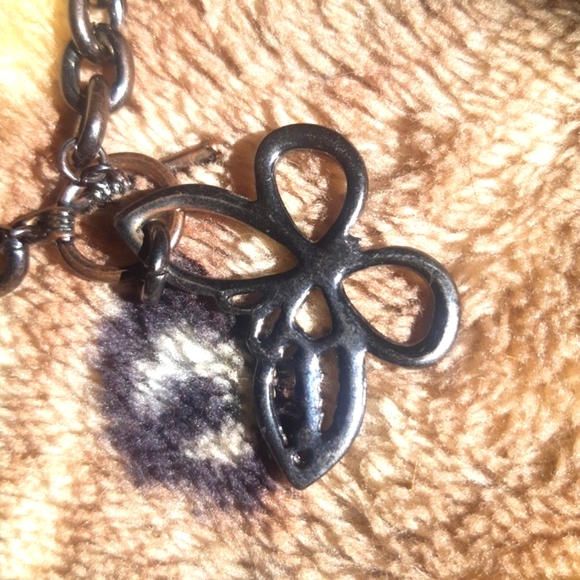 🆕️🚨🌸Guess🌸🚨 Rhinestone Butterfly Bracelet  Gun Metal w Toggle Clasp - Picture 5 of 5